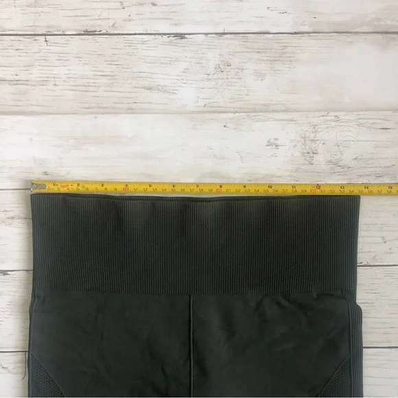 LULULEMON Women’s Green Sculpt Mid-Rise Seamless Bike Short Size 8 - Picture 7 of 10